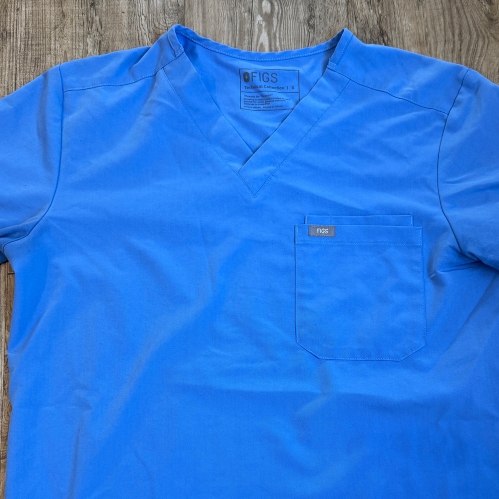 Women’s Figs Double Pocket Light Blue Scrub Top Size Small - Picture 2 of 5